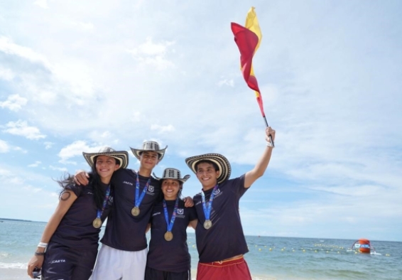 equipo de deportistas celebrando 