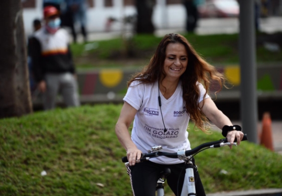 Mujer en bicicleta en un parque