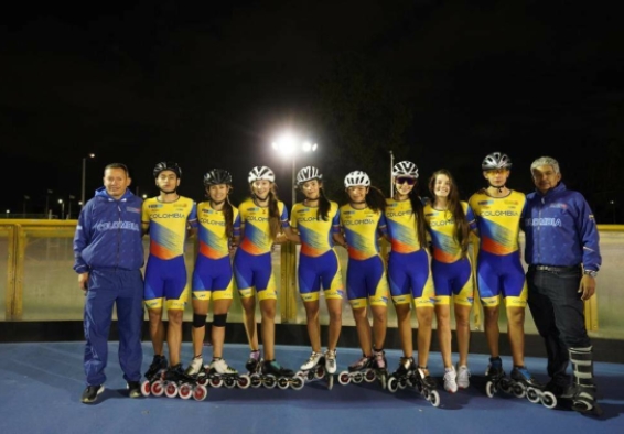 Patinadoras del equipo Bogotá junto a sus entrenadores