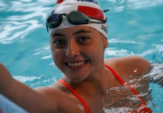 Jimena Leguizamón sonriendo en la piscina