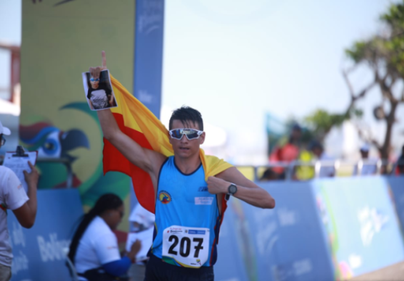 José Montaña levantando la bandera
