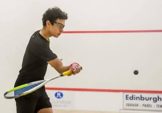deportista jugando squash
