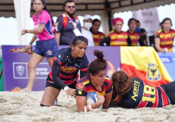 luciana rojas jugando rugby