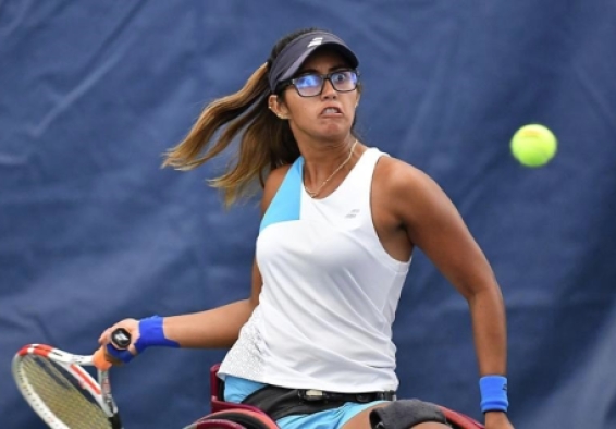 deportista jugando tenis