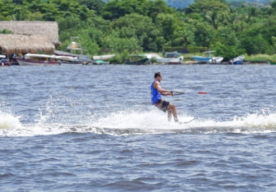 hombre esquiando en el agua