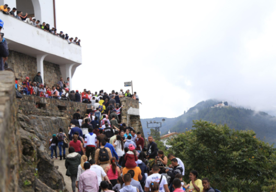 Muchas personas subiendo por el Sendero de Monserrate, Semana Santa 2019 