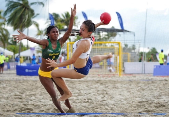 sonia peña jugando volley