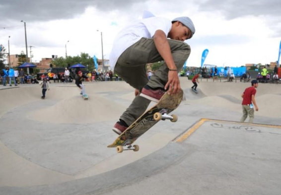 Deportista hombre practica skate