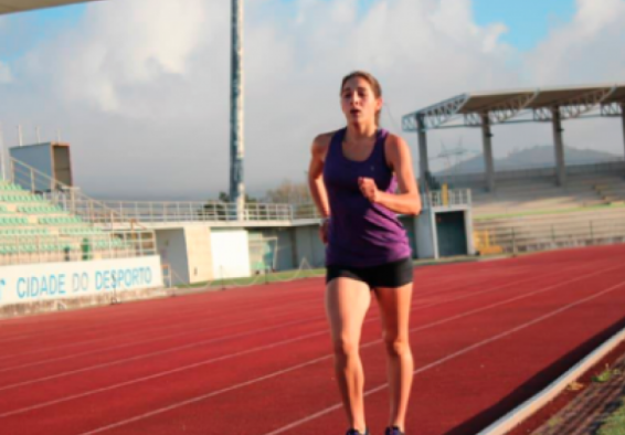 Atleta Laura Chalarca corre en pista de atletismo