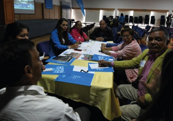 personas dialogando