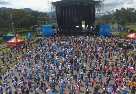 personas ejercitándose en un parque