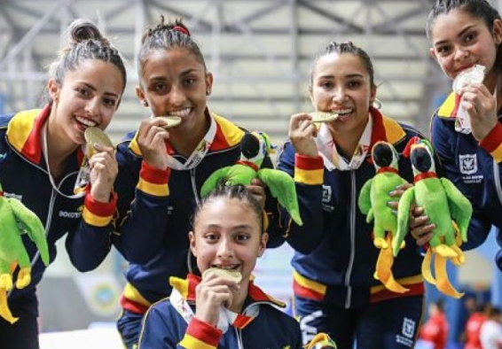 deportistas mordiendo medallas