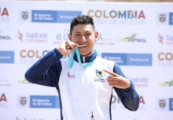  Brandon Vega mordiendo medalla