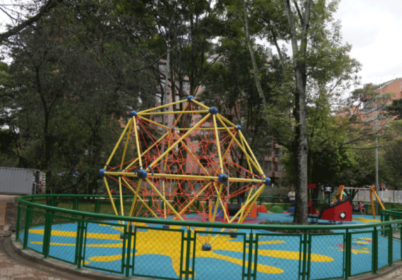 Zona de juegos infantiles parque Japón