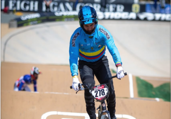 carlos ramírez en su bmx
