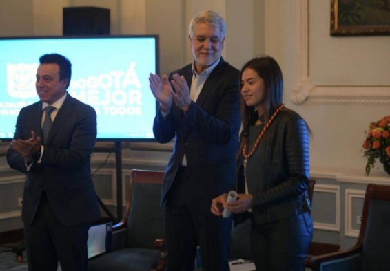 alcalde Enrique Peñalosa junto a Gabriela