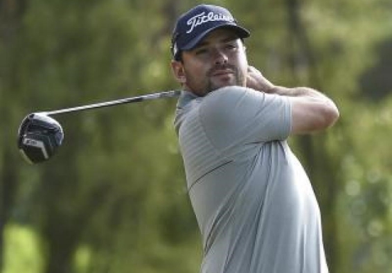 Deportista de golf en competencia