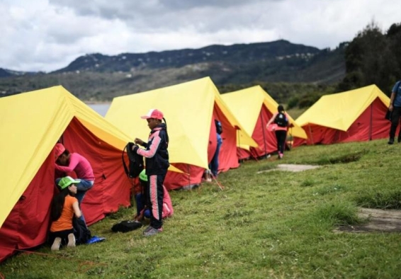 personas acampando