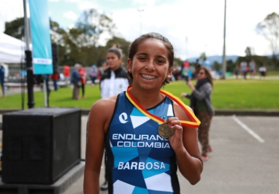 Deportista sostiene medalla