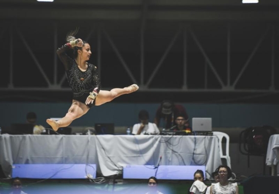 Valentina Pardo saltando