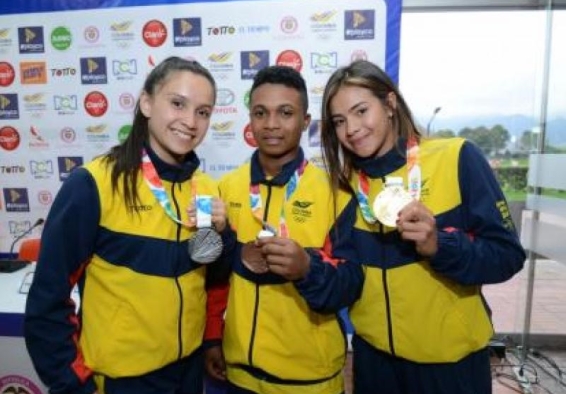 Deportistas mujeres sostienen sus medallas