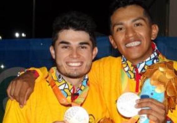Deportistas sostienen medallas