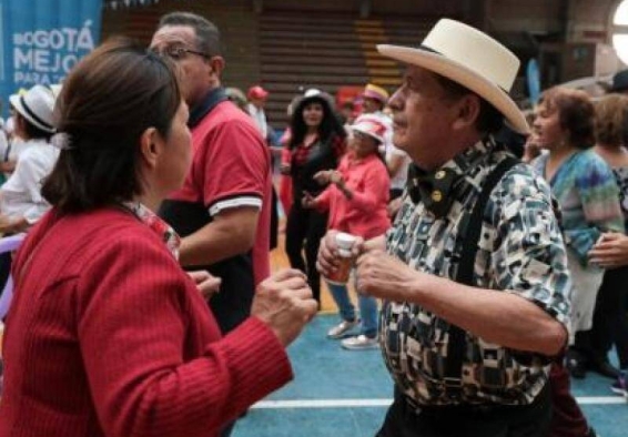 adultos mayores bailan