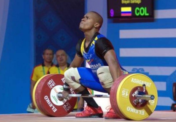 Deportista Santiago Rodallegas levanta pesas