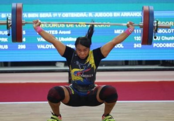Deportista levanta pesas