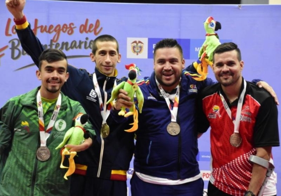 deportistas en el podio