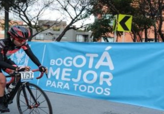 Persona maneja bicicleta