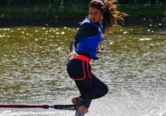 Deportista esquiadora en competencia