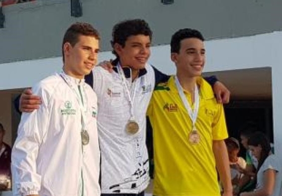 Deportistas con sus medallas