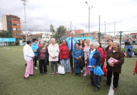 Alcalde Peñalosa y adultos mayores en cancha sintética