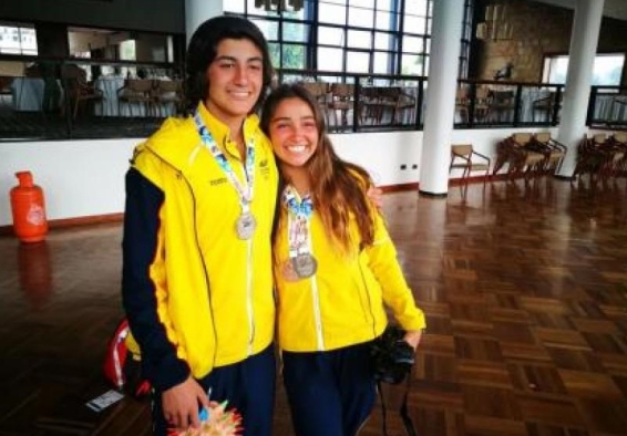 Deportistas se abrazan y portan sus medallas