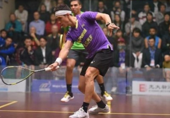 Deportista en competencia de squash