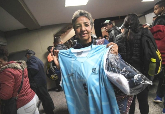mujer sosteniendo uniforme