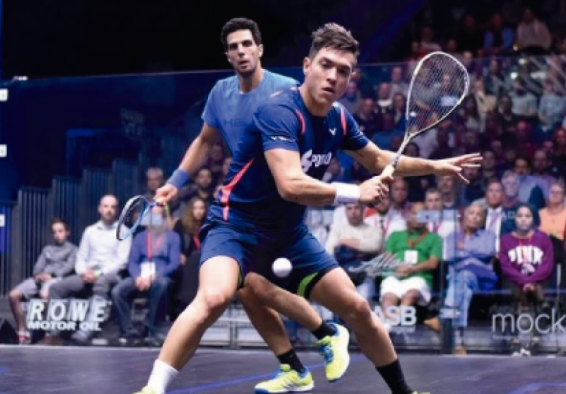 Deportistas de squash en competencia