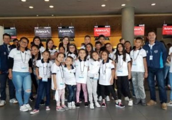 Niños y sus docentes en aeropuerto
