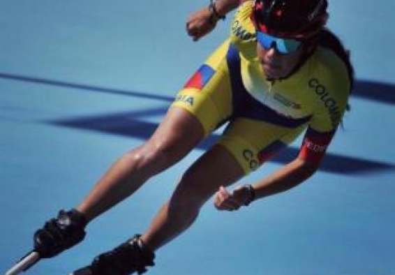 Deportista en competencia de patinaje