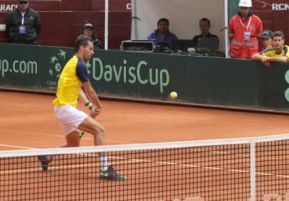 Deportista en competencia de tenis