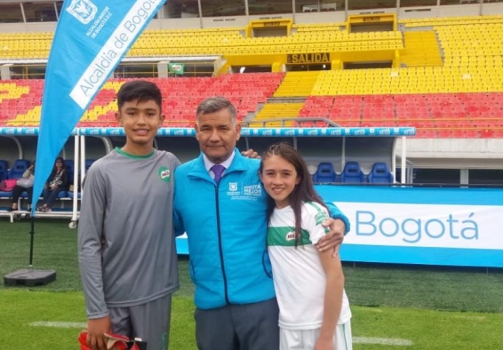 subdirector técnico de Recreación y Deportes del IDRD, José Joaquín Sáenz junto a Juan Ignacio Carrasco y Dana Valentina Lombana,