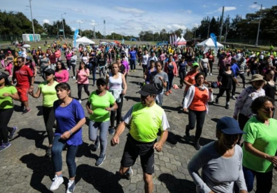 personas ejercitándose en un parque