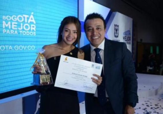 Gabriela Rueda recibe reconocimiento