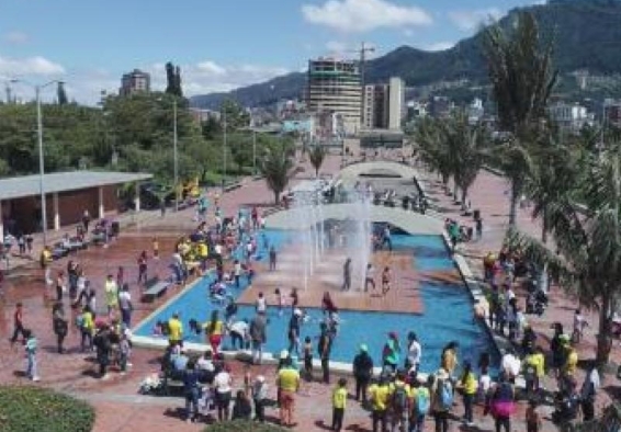 Personas en parque acuático