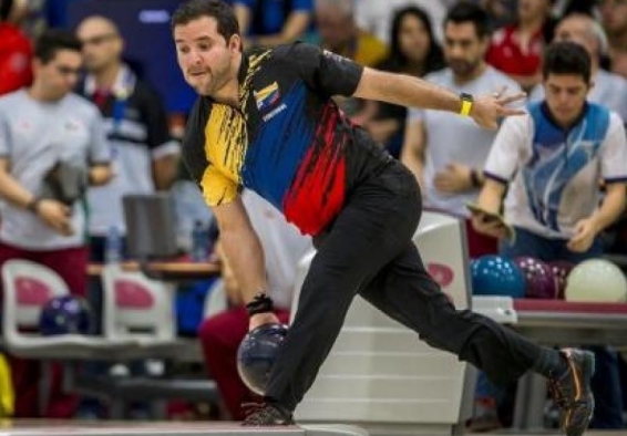 Deportista lanza bolo