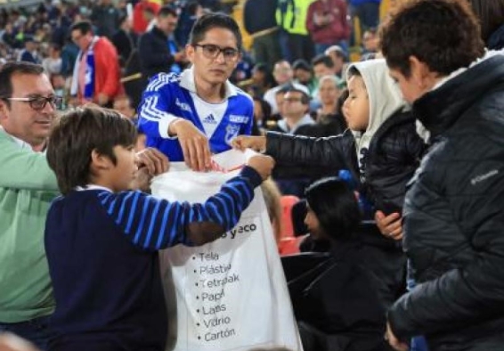 Hinchas de fútbol recogen basura