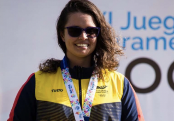 Deportista Nora Valdés porta una medalla