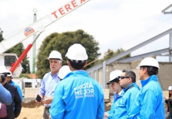 Alcalde Peñalosa habla con trabajadores de la obra