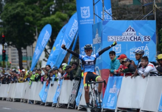 Esteban Chaves celebrando